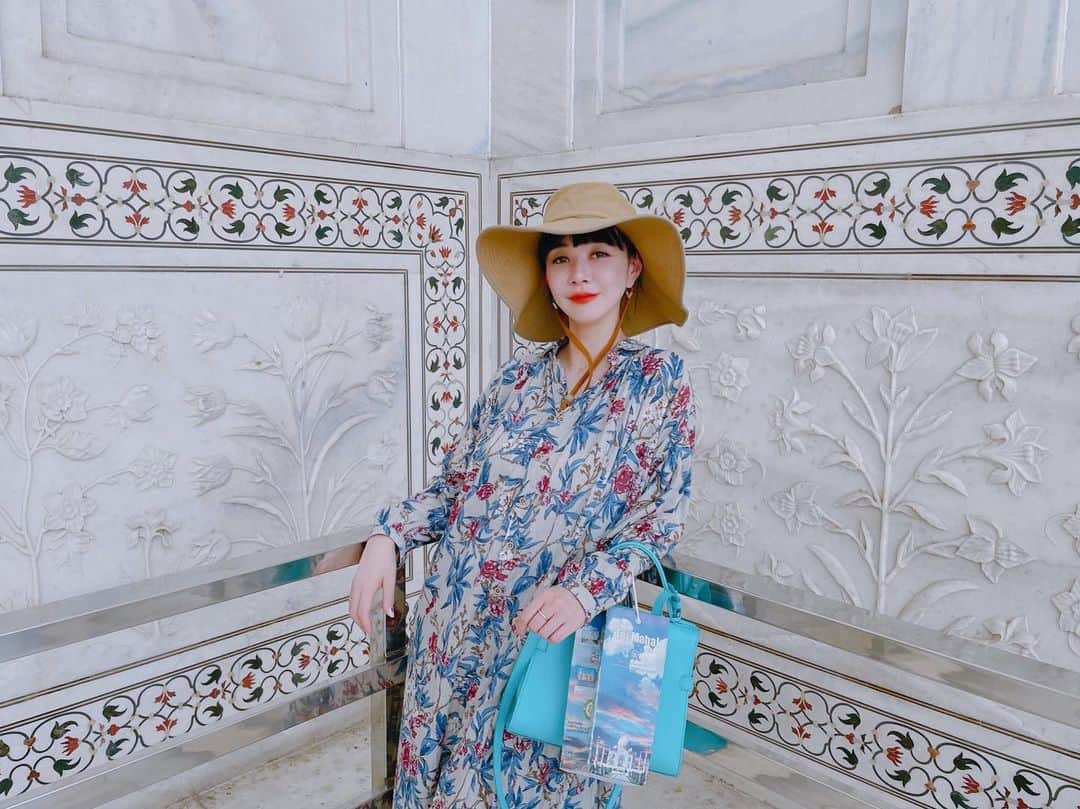 カオルコさんのインスタグラム写真 - (カオルコInstagram)「𖤣𖥧𖡼.𖤣𖥧  大理石に埋め込まれた石の可愛さったら、破壊力すごっ。  #india #tajmahal  #大理石 #art #fantastic  #beautiful  #travel  #fashion dress hat @45r_official  bag @delvaux」9月18日 2時07分 - ka_ruk_