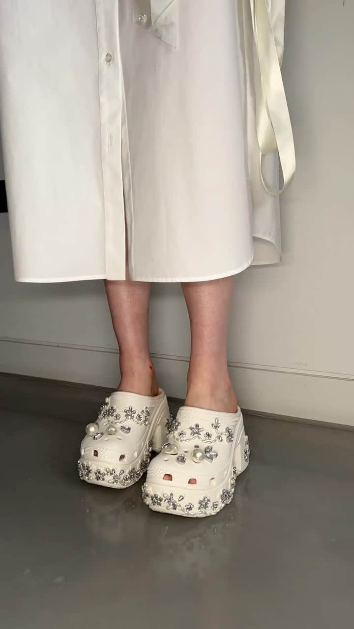 MATCHESFASHION.COMのインスタグラム：「Shoes and bags spotted backstage at @simonerocha_. Tiered cakes, detailed roses, and a new @crocs collaboration 🌹🎂👀 #LFW」