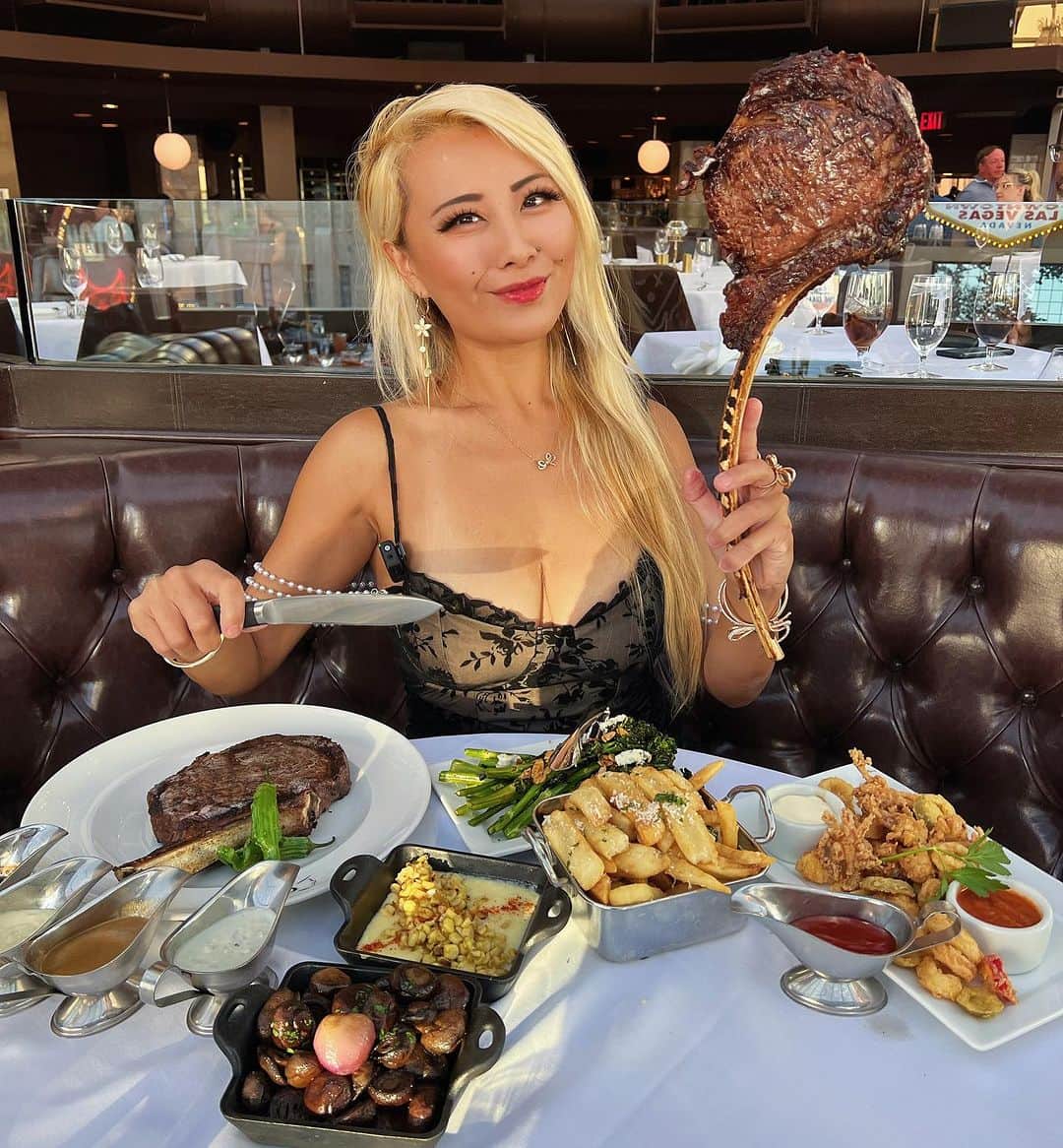 ライナ・ホワンさんのインスタグラム写真 - (ライナ・ホワンInstagram)「Took on an entire tomahawk steak 🥩 on my own @oscarssteakhouselv at the @plazalasvegas 😋😋😋 was absolutely delicious and so fun to hang out @carouselbarlv afterwards   Watch my video here —> https://youtu.be/Arxe1LrR8fQ?si=a8b5DPAiYUb3reIe」9月18日 2時02分 - rainaiscrazy