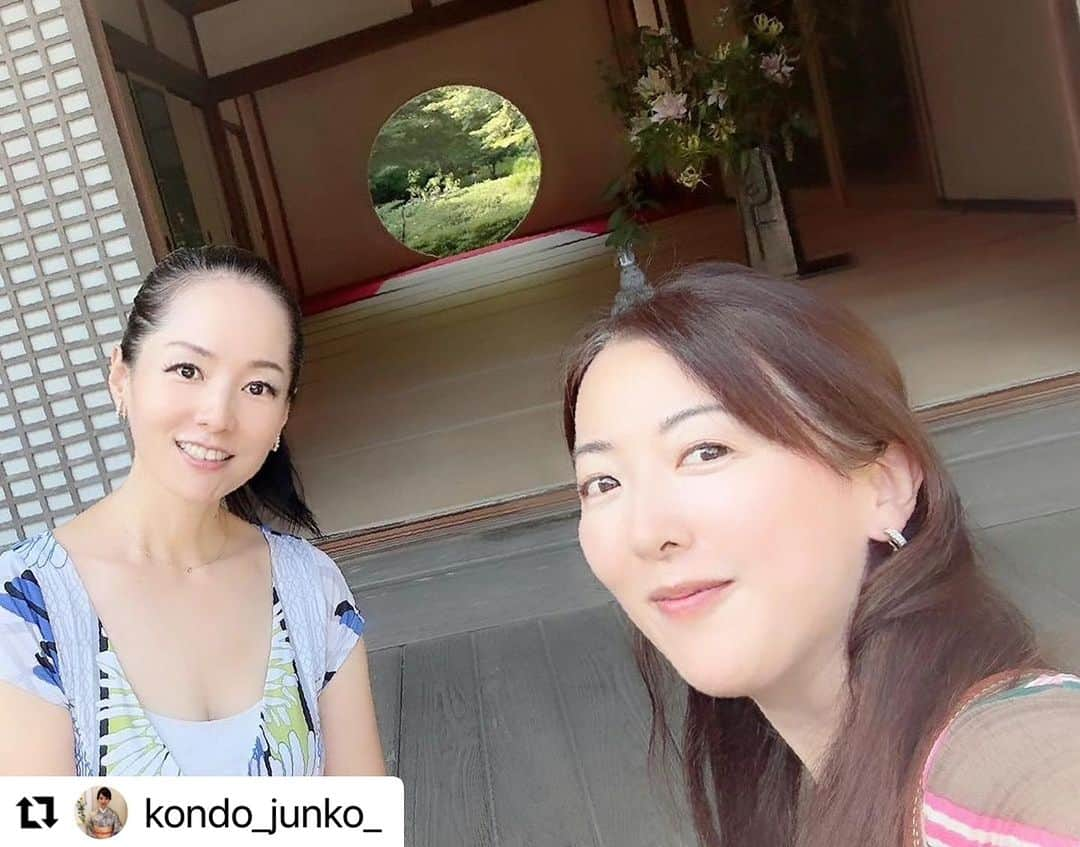 前田真里さんのインスタグラム写真 - (前田真里Instagram)「ホリプロ⭐︎アナウンス室の先輩であり、JSA（ジャパンサケアソシエーション）で日本酒についても教えていただいている  近藤淳子さん に、やっとやっと 直に お会いできました！💖  淳子さんには、15年ほど お仕事でも プライベートでも よくしていただいています（╹◡╹）  迷ったり、悩んでいるときも  いつもステキな言葉を おくってくださる 太陽のように あたたかい先輩です🍀  おいそがしいなか お時間いただき ありがとうございました🤗  気温30度の猛暑のなか ひっそり咲くアジサイのお花 たくましかったです!  北鎌倉の緑からたくさんエネルギー いただいて  さらに パワーアップして まいります💪⤴︎⤴︎⤴︎💛🧡💛  #Repost @kondo_junko_ with @use.repost ・・・ ホリプロの後輩アナウンサー前田真里さんと、数年ぶりの再会。  古民家イタリアンチポリーノ、明月院、葉祥美術館など大好きな北鎌倉を巡ってきました。  紫陽花が季節のはざまで迷子になってしまったのか、まだ必死に咲いていたのが印象的。    真里さんは、NY移住後、長崎と東京の二拠点生活をされています。  平和活動にも積極的に従事されて、様々な活動がメディアでも取り上げられています。  そして、念願のご出版が決まったそうです。  ずっと真里さんの真摯な想いを伺ってきていたので、嬉しくて仕方ありません。未知の分野での芯の強い実現力、ただただ頭が下がります。  締め切りに追われている猛暑の中にお時間を作っていただいたことも、キュンときます。  長崎のお土産も沢山いただいて（しかも娘にも）、お気遣いに感謝。  素敵な後輩に恵まれて、 私は幸せものです。  #近藤淳子 #前田真里 #ホリプロ #ありがとうございます  @maedamari  @horipro_announcers_hap @cipollino_kitakamakura   #サケエキスパート #JSA」9月18日 2時03分 - maedamari