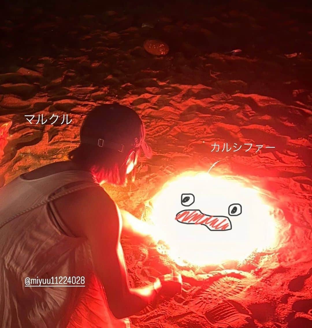 のインスタグラム：「試合終わったら、夏も終わってた 花火やってるだけだよ🔥 なみたんお顔書いてくれて可愛くなった！お気に入り🫶🏻  #夏 #夏休み #花火  #カルシファー #ハウルの動く城」