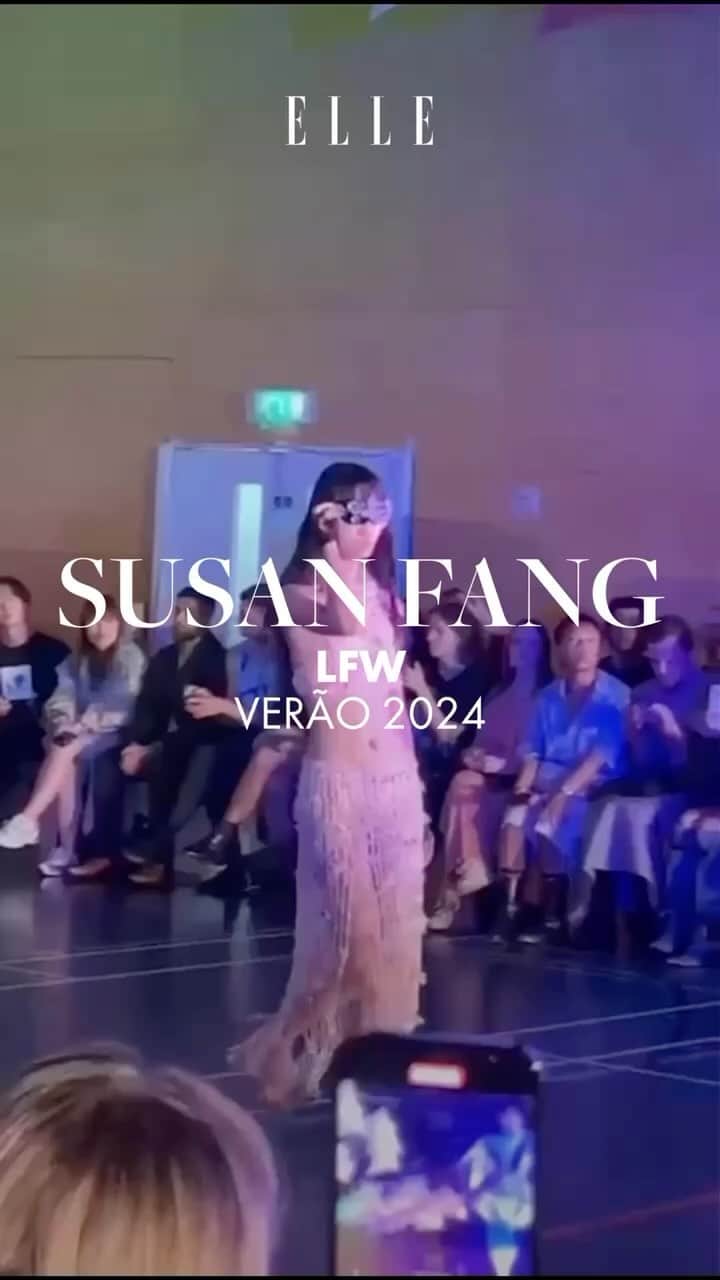 ELLE Brasilのインスタグラム：「@susanfangofficial levou os seus convidados a uma quadra esportiva, para apresentar a sua coleção de verão 2024, neste terceiro dia de Semana de Moda de Londres (17.9).   E com este cenário, além de todo o universo do basquete, a estilista quebra os elementos ultrafemininos pelos quais é conhecida por trabalhar, como as rendas, babados, laços e cores mais adocicadas.   Aqui, por exemplo, a saia toda fofinha tem a mesma silhueta da bermuda para além do joelho que é muito usada pelos cestinhas. Os óculos de sol, bem street, ganham vários cristais e podem ser usados no topo da cabeça, como uma tiara.  Essas sacadas, além de toda a energia urbana encarnada pelas suas meninas, faz com que a roupa não fique boba, ainda que seja fácil esses detalhes delicados caírem no óbvio.   É interessante como como Fang dá ainda propostas de como usar esse look, o que é respeitado por uma legião de fãs estilosas e influenciadoras bem jovens que compareceram em seu desfile.   Dessa maneira, esse visual que já está na moda e tem um pouco dessa influência Barbie Girl, ganha uma vida mais interessante que a da boneca. (Via @pedrojcamargo_)」