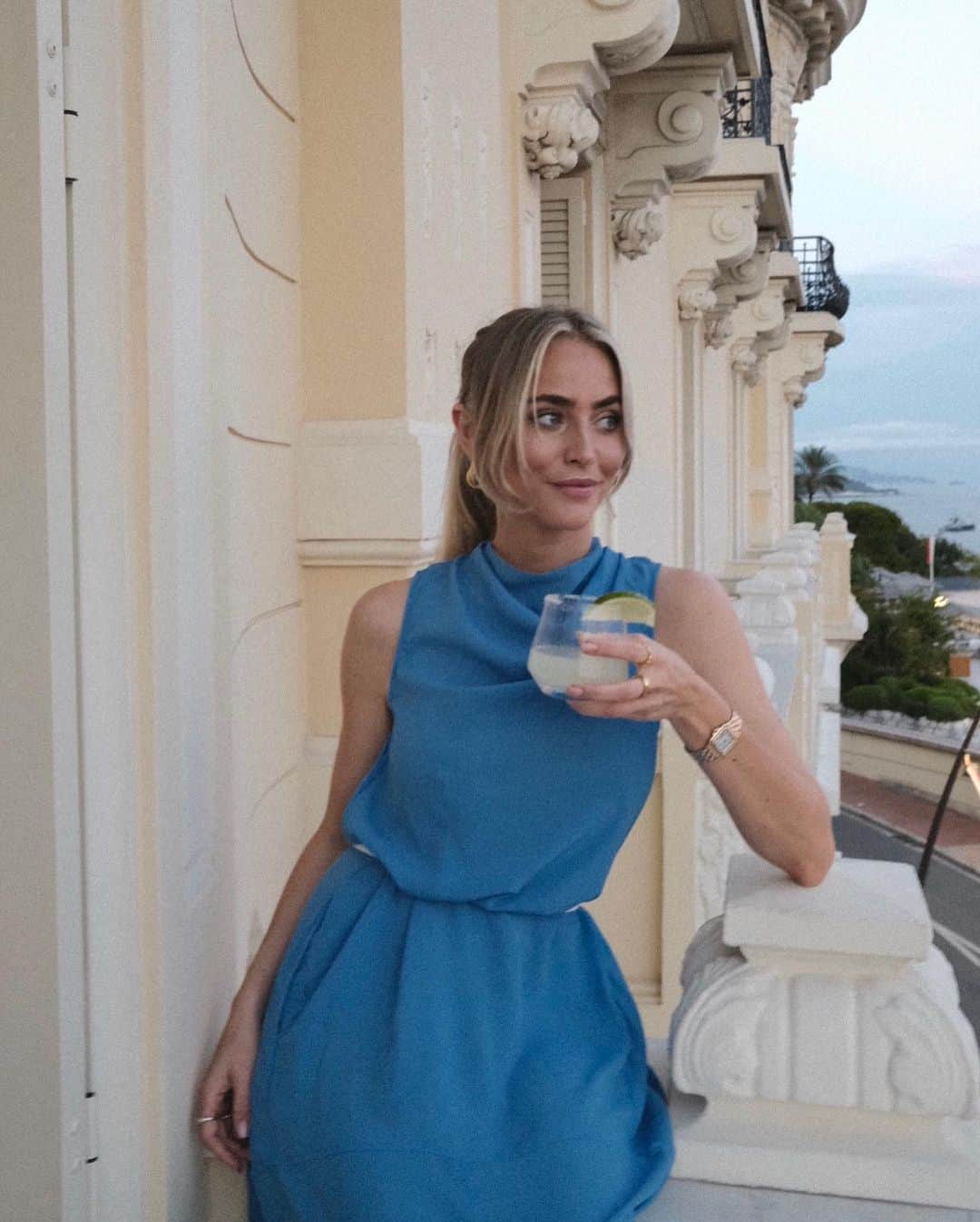 ジャニー・ディラーさんのインスタグラム写真 - (ジャニー・ディラーInstagram)「Spicy marg on the balcony before gala night 💙」9月18日 2時29分 - jannid