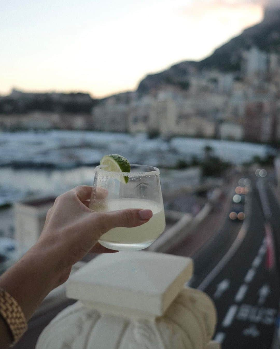 ジャニー・ディラーさんのインスタグラム写真 - (ジャニー・ディラーInstagram)「Spicy marg on the balcony before gala night 💙」9月18日 2時29分 - jannid