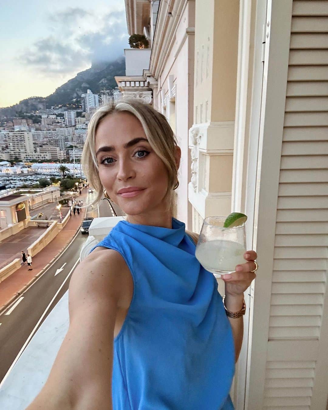 のインスタグラム：「Spicy marg on the balcony before gala night 💙」