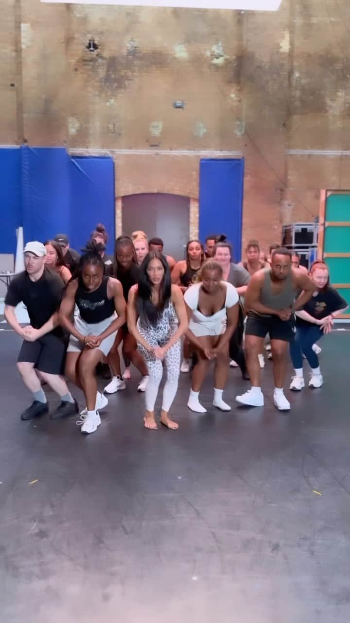 ニコール・シャージンガーのインスタグラム：「Look at us! Introducing the beautiful cast of @sunsetblvdmusical」