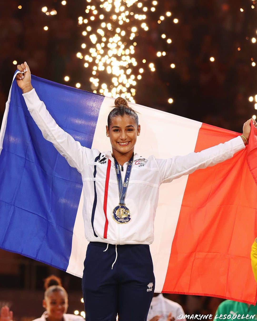 マリーヌ・ボワイエのインスタグラム：「1 an plus tard, la même photo ! 🇫🇷😍 #gymnasticsparis」
