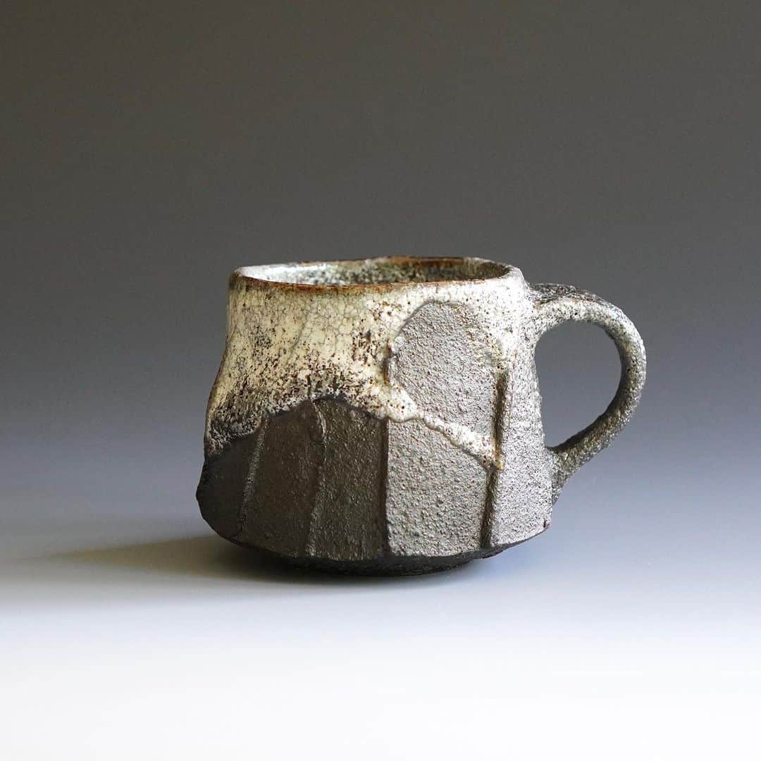 佐竹晃のインスタグラム：「Nuka glazed mug. . www.akirasatake.com  #mug #マグ #coffee  #akirasatakeceramics #clay  #asheville  #gallerymugen  #陶芸 #陶芸家  #佐竹晃 #ceramics #pottery #japanese #japanesepottery #tougei」
