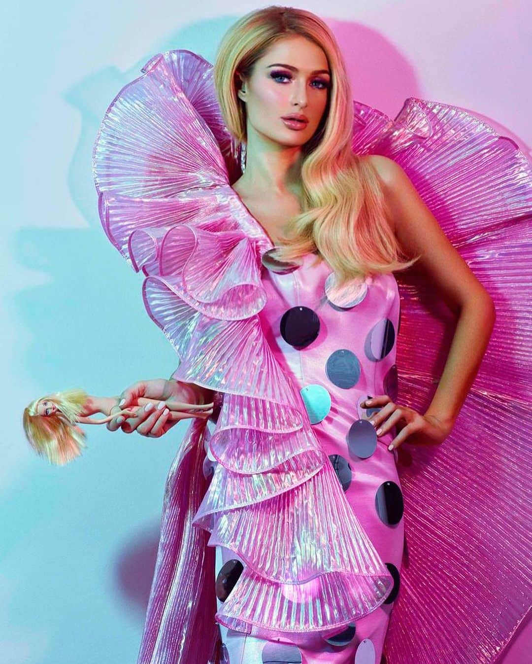パリス・ヒルトンさんのインスタグラム写真 - (パリス・ヒルトンInstagram)「#BarbieCore all year LONG! 👱🏼‍♀️ Which Barbie look is your favorite? 💕 #SummerOfSliving #ThatsHot 🔥」9月18日 2時38分 - parishilton