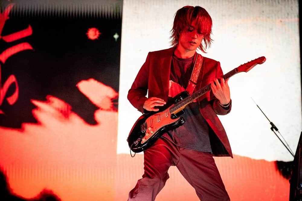 Toru のインスタグラム：「昨日からやっと、やっと待ち望んでたアジアツアーが始まった。コロナのせいで色んなものを失った時間や空間のうちの一つ。待っててくれた台北のみんなに心からありがとう‼︎ 国境を越えて今日もまたLIVEをできてる有り難み。また必ず会いに行くよ！ 📸 @ruihashimoto  #oneokrock #luxurydisease」