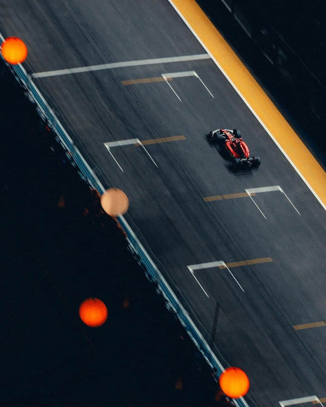 シャルル・ルクレールさんのインスタグラム写真 - (シャルル・ルクレールInstagram)「Congrats to the team and Carlos for the amazing victory. Did my part in the first stint and then got unlucky with the safety car and lost too many positions. So proud of the steps forward done by the team in the last few weekends, let’s keep pushing ❤️」9月18日 2時49分 - charles_leclerc