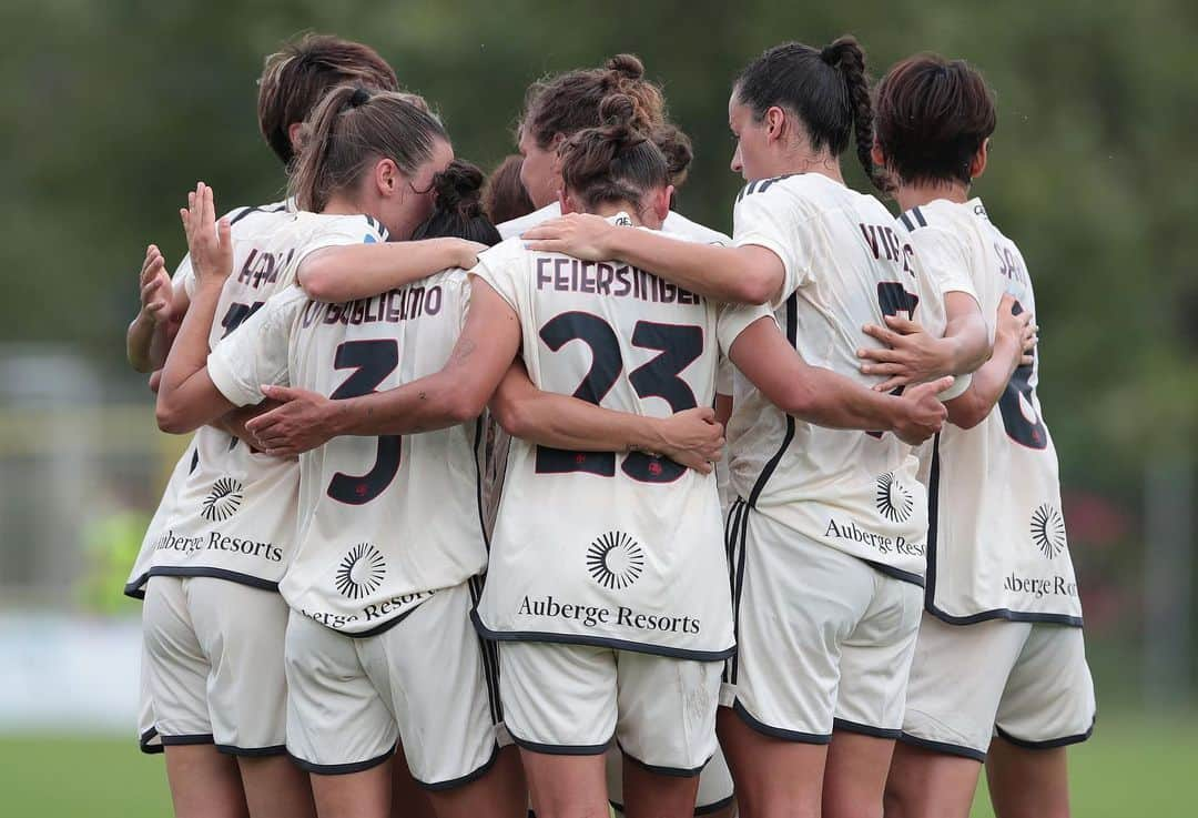 熊谷紗希さんのインスタグラム写真 - (熊谷紗希Instagram)「Love this feeling, Love my team @asromawomen 💛❤️ Good start in Serie A🇮🇹 Daje Roma 🐺🔥👊🏻 #感謝」9月18日 2時55分 - kumagai1017