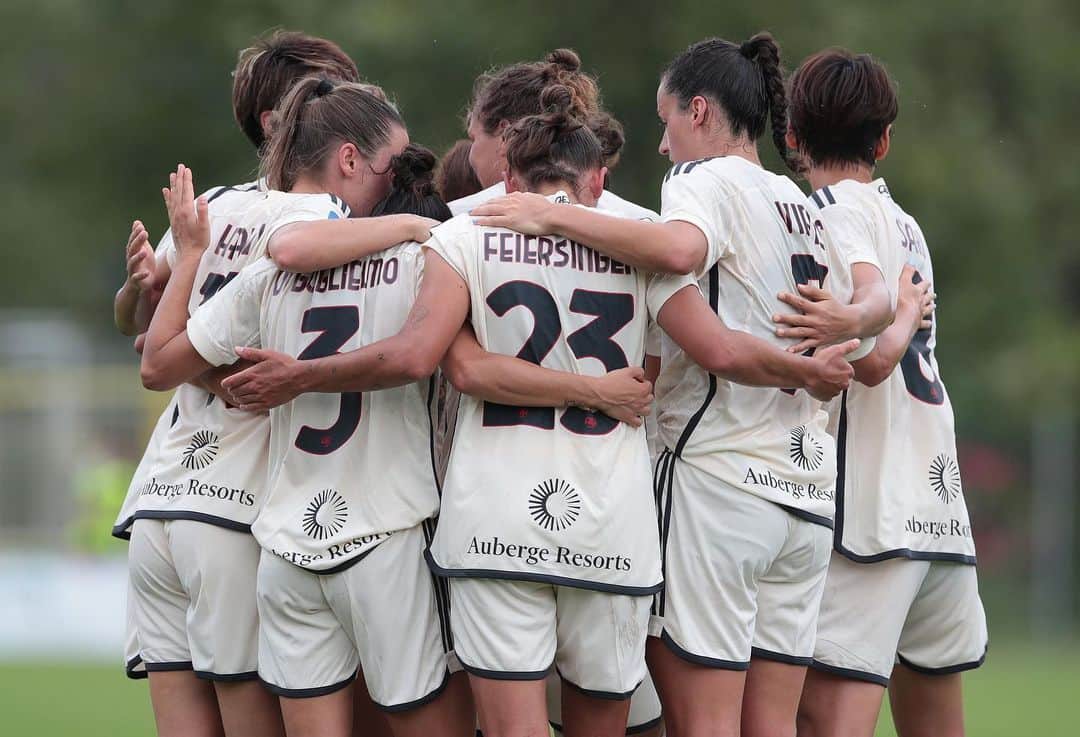 熊谷紗希のインスタグラム：「Love this feeling, Love my team @asromawomen 💛❤️ Good start in Serie A🇮🇹 Daje Roma 🐺🔥👊🏻 #感謝」