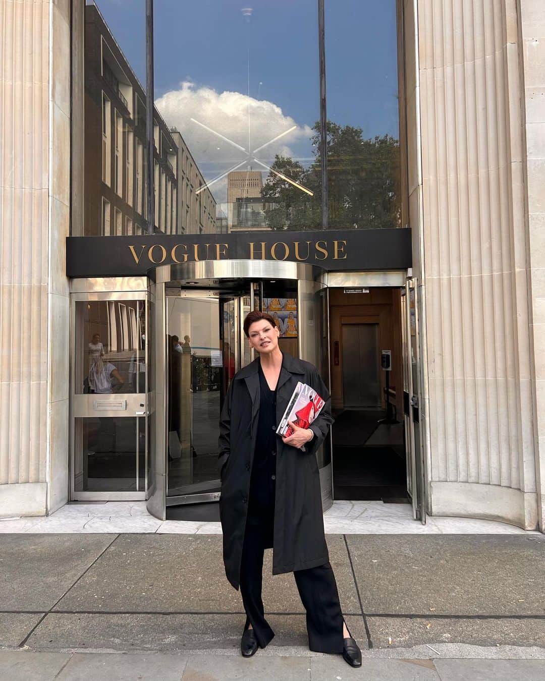 リンダ・エヴァンジェリスタのインスタグラム：「A long-awaited return to London filled with a bittersweet farewell to Vogue House and fond hellos to some dear friends.」