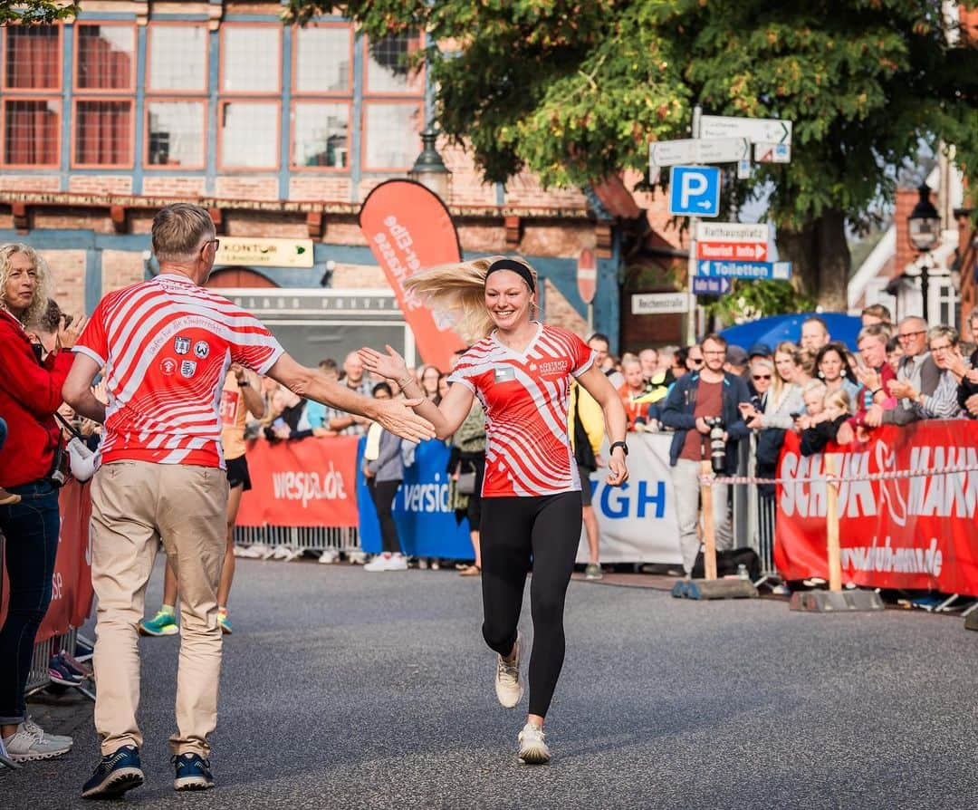 リーザ・マイヤーのインスタグラム：「KINDER haben RECHTE @kuestenmarathon  Es war mir eine Ehre diese tolle Veranstaltung anlässlich des Weltkindertages zu unterstützen 🫶🏼  Ein so wichtiges Thema - denn diese Kinder sind unsere Zukunft!   #weltkindertag #kinderrechte #running #sprintteamwetzlar 📸 @lieb.ich.medien.」