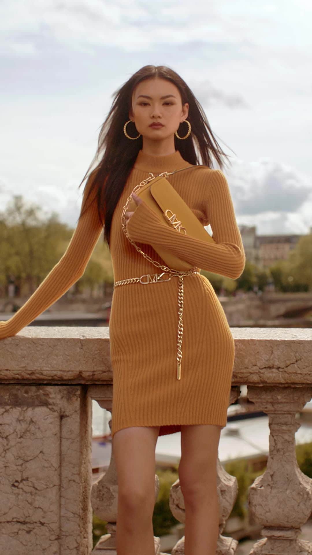 のインスタグラム：「Marigold magic. #MichaelKors  Directed by @Jack_Shanahan_DP」