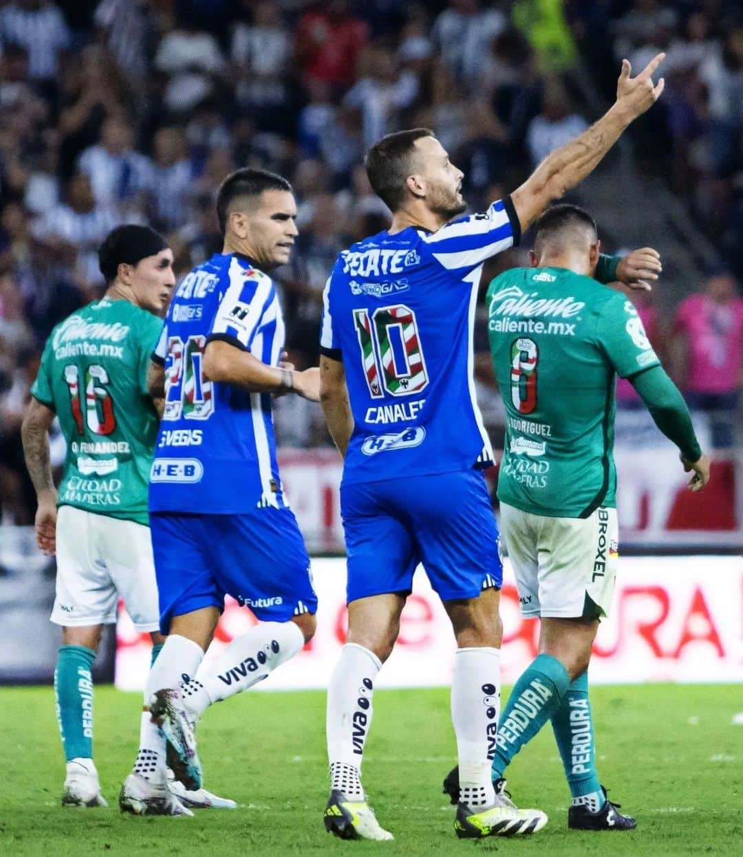 セルヒオ・カナレスさんのインスタグラム写真 - (セルヒオ・カナレスInstagram)「🔵⚪️ Noche espectacular, @rayados ... ¡¡ Arriba el Monterrey !!」9月18日 3時26分 - sergiocanalesoficial