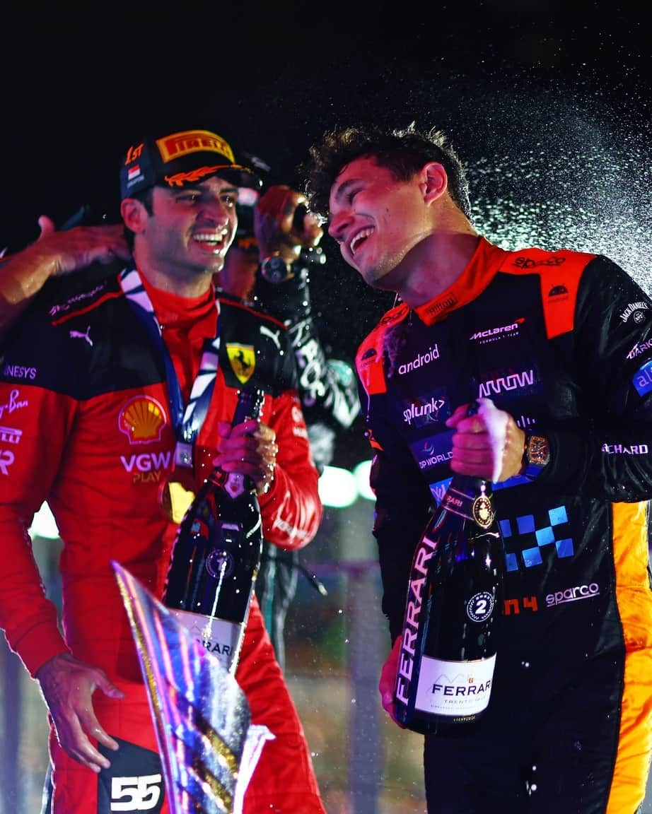 F1さんのインスタグラム写真 - (F1Instagram)「You love to see it 🫶  @carlossainz55 and @landonorris, together again 😊  #F1 #Formula1 #SingaporeGP #CarlosSainz #LandoNorris」9月18日 3時20分 - f1