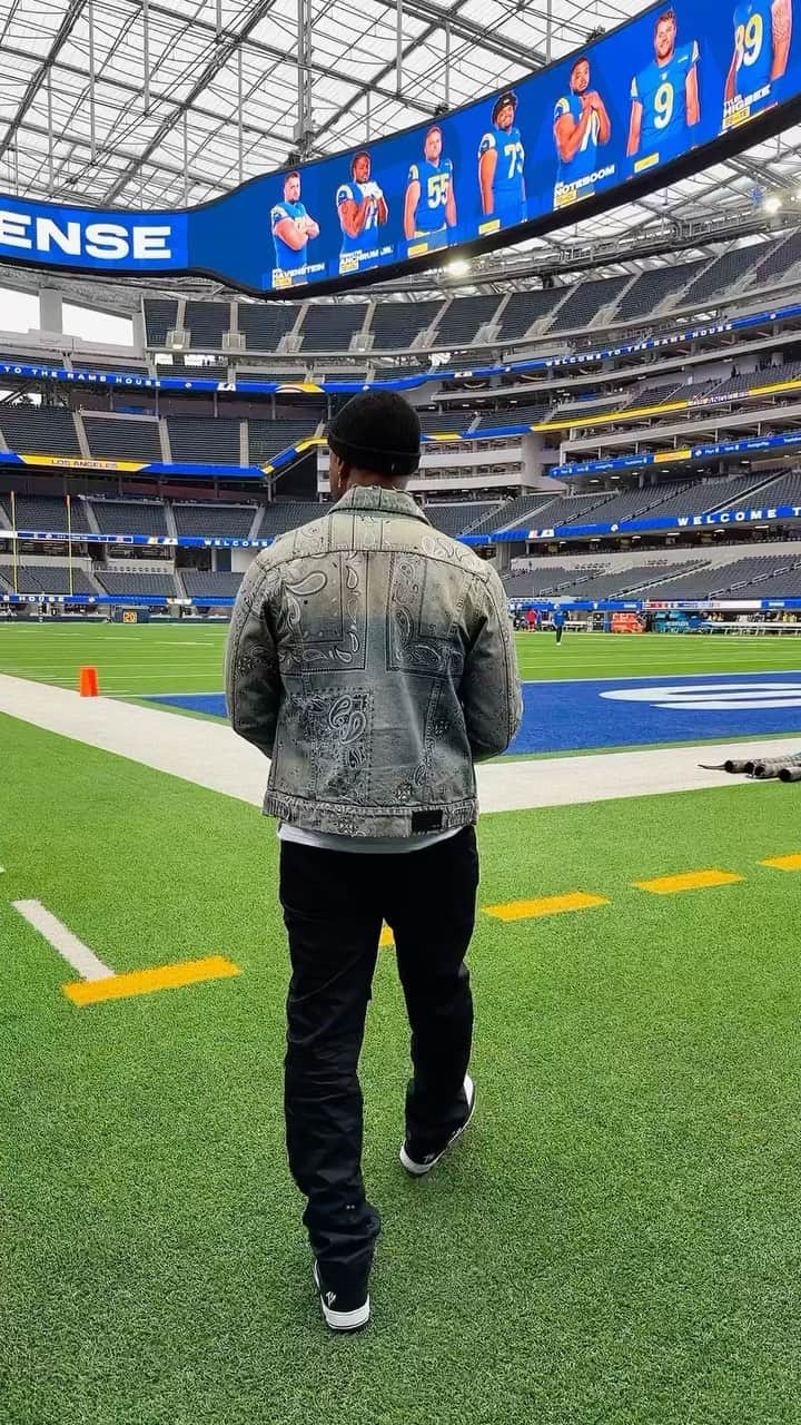 タンクのインスタグラム：「The @rams asked for the r&b singer so they sent me dog!!.. Putting my @fatjoe TS1s to work on the field.. Thanks to my brother @weworking  R&B MONEY」