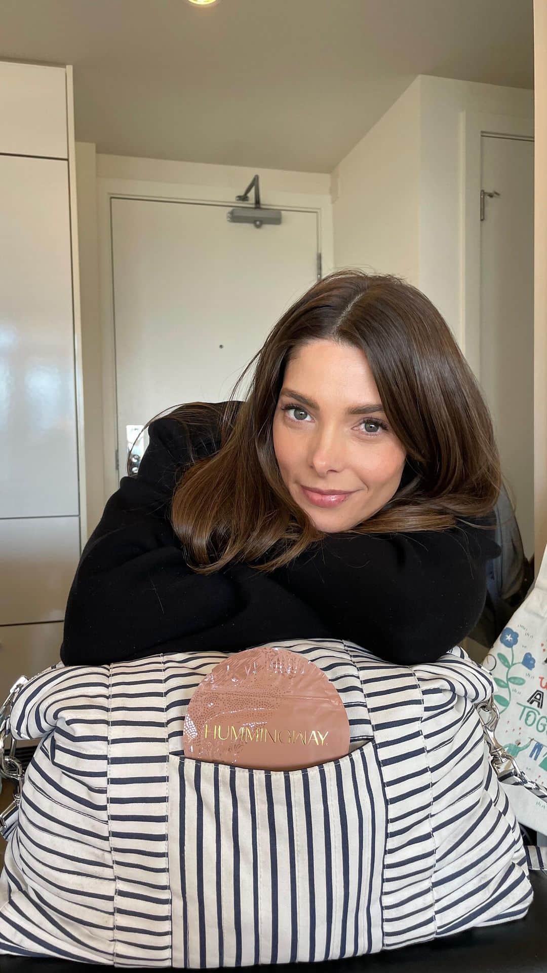 アシュリー・グリーンのインスタグラム：「When you finally get your period back post baby but you’re actually excited because you created a non-toxic product for period pain + you can finally use it again !!   p.s never travel without the Cycle Soothers   Check out Co-Founder Ashley’s postpartum period interview with Hummingway medical advisor @drjolenebrighten on The Regular ( link in bio )   #postpartumbody #patchup #cyclesootherpatches #ourhummingway」