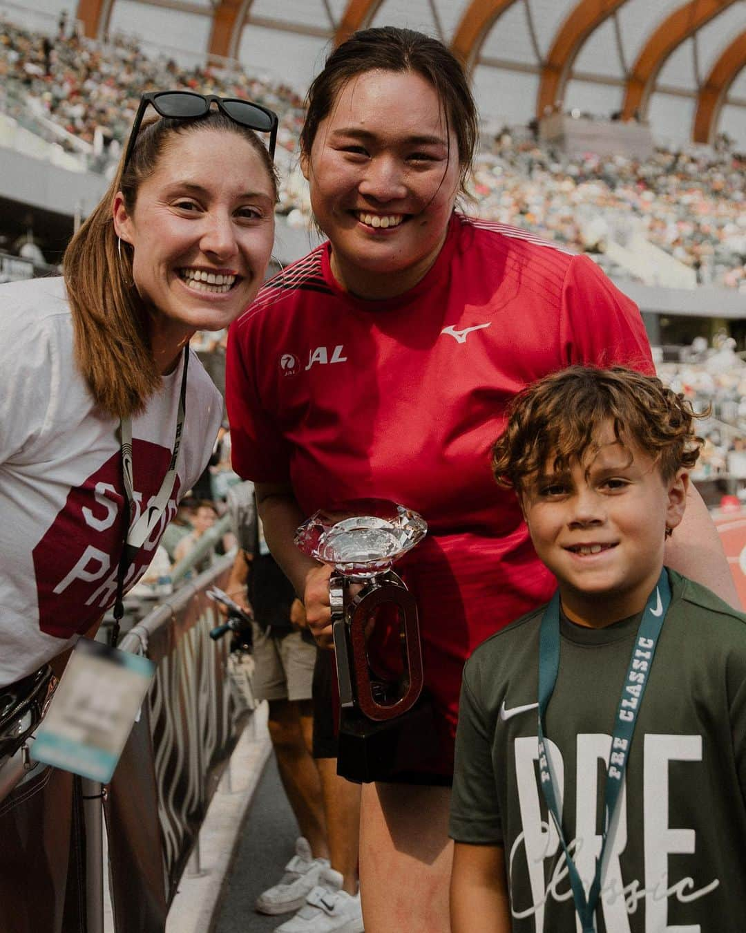 北口榛花のインスタグラム：「Real recognize real 🤝  World Champ meets Diamond League Champ 💎  📸 @howlaophotography   #PreClassic #EugeneDL 🇺🇸」