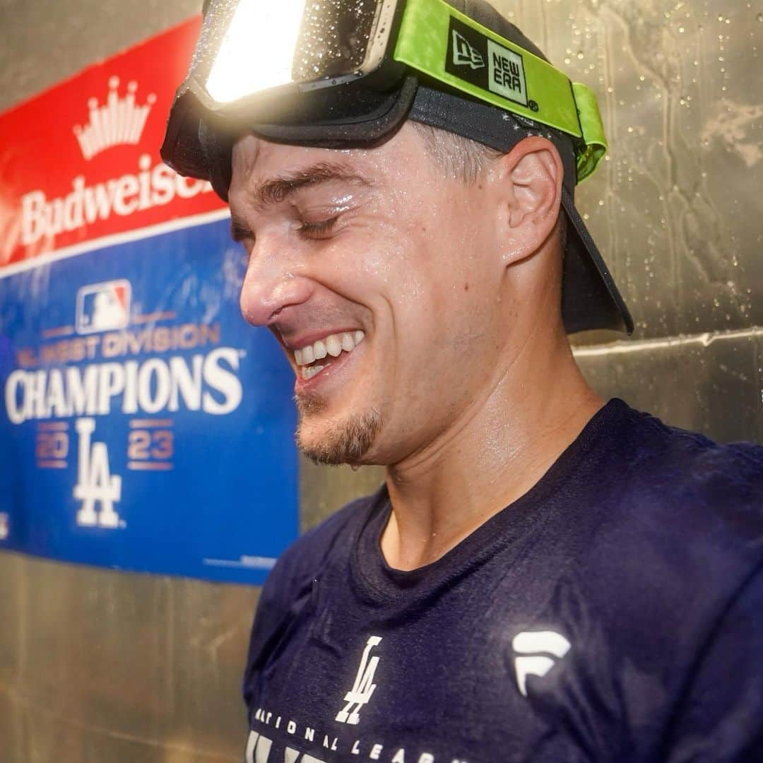 エンリケ・J・ヘルナンデスさんのインスタグラム写真 - (エンリケ・J・ヘルナンデスInstagram)「Never gets old! #NLWestChamps」9月18日 9時00分 - kikehndez