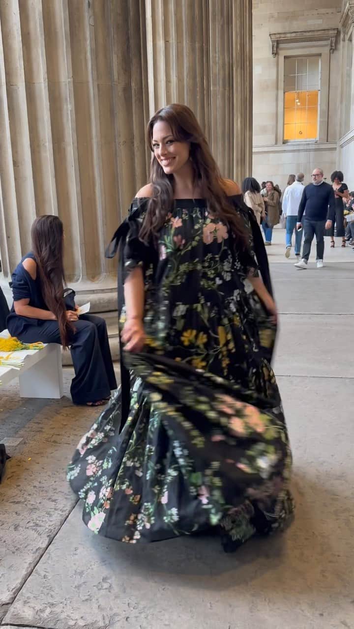 Nordstromのインスタグラム：「This dress was made for twirling. @ashleygraham in @erdem at London Fashion Week. #LFW」