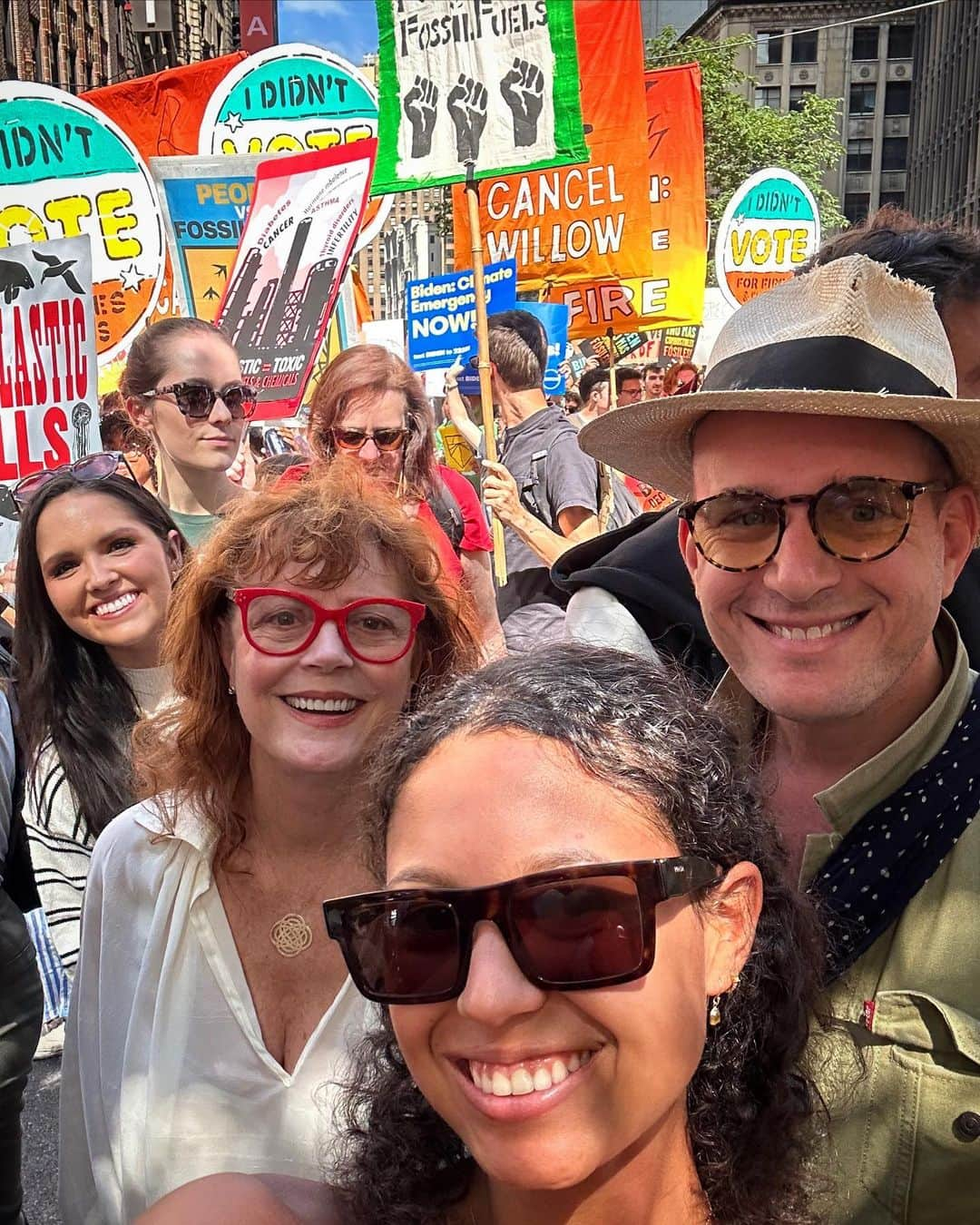 スーザン・サランドンさんのインスタグラム写真 - (スーザン・サランドンInstagram)「Beautiful day for a March to demand President Biden halt further pipelines & productions of fossil fuels. The U.S. is the world’s largest oil & gas producer, gas exporter, & accounts for 1/3rd of all planned oil & gas expansion for the next few decades. We urge Biden to use the full force of his executive powers in this emergency to end fossil fuels now. #endfossilfuels」9月18日 9時02分 - susansarandon