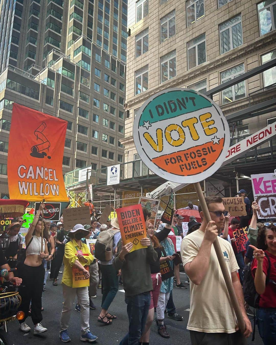 スーザン・サランドンさんのインスタグラム写真 - (スーザン・サランドンInstagram)「Beautiful day for a March to demand President Biden halt further pipelines & productions of fossil fuels. The U.S. is the world’s largest oil & gas producer, gas exporter, & accounts for 1/3rd of all planned oil & gas expansion for the next few decades. We urge Biden to use the full force of his executive powers in this emergency to end fossil fuels now. #endfossilfuels」9月18日 9時02分 - susansarandon