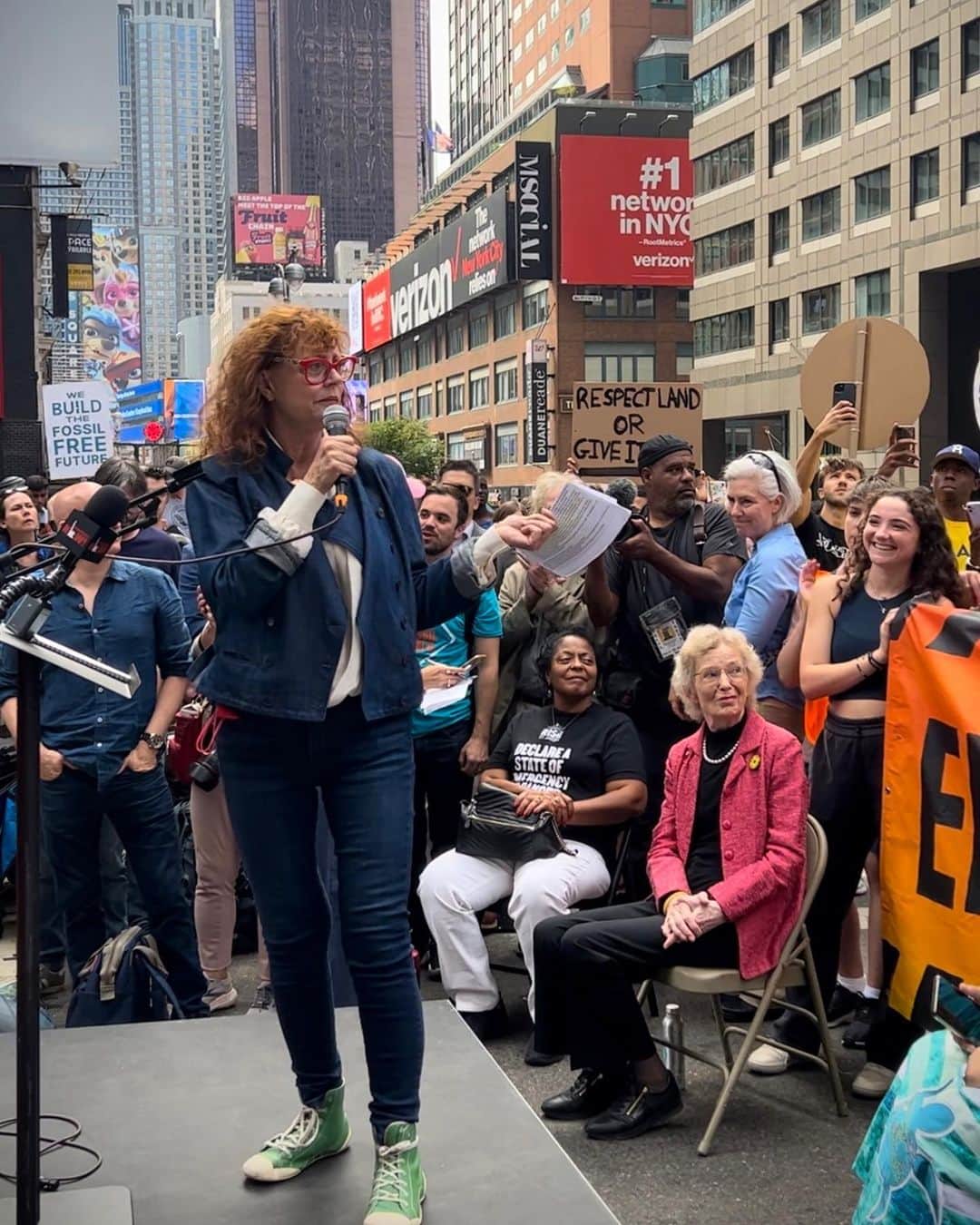 スーザン・サランドンのインスタグラム：「Beautiful day for a March to demand President Biden halt further pipelines & productions of fossil fuels. The U.S. is the world’s largest oil & gas producer, gas exporter, & accounts for 1/3rd of all planned oil & gas expansion for the next few decades. We urge Biden to use the full force of his executive powers in this emergency to end fossil fuels now. #endfossilfuels」