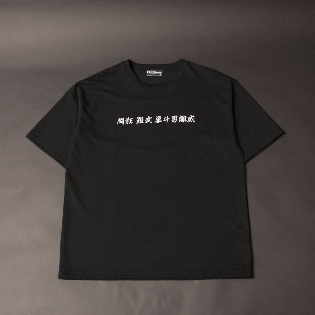 のインスタグラム：「"SATURDAY NiTE-"闘狂羅武巣斗男離威"T SHIRTS" ¥12.700(tax in)  オリジナルボディ、バックプリントも加えリニューアル、着心地も良く、インナーのワンポイントとしても着用頂けるアイテムに仕上げました。  webshopにてオーダー頂きました皆様、明日から順次発送です!!  店頭、webshopにて引き続き販売中ですので宜しくお願い致します!!  https://tears-of-swan.shop-pro.jp/?pid=176738986 (明日発送開始)  #saturdaynite @tears_of_swan  #tearsofswan  #fab76 #闘狂羅武巣斗男離威  #tshirt」