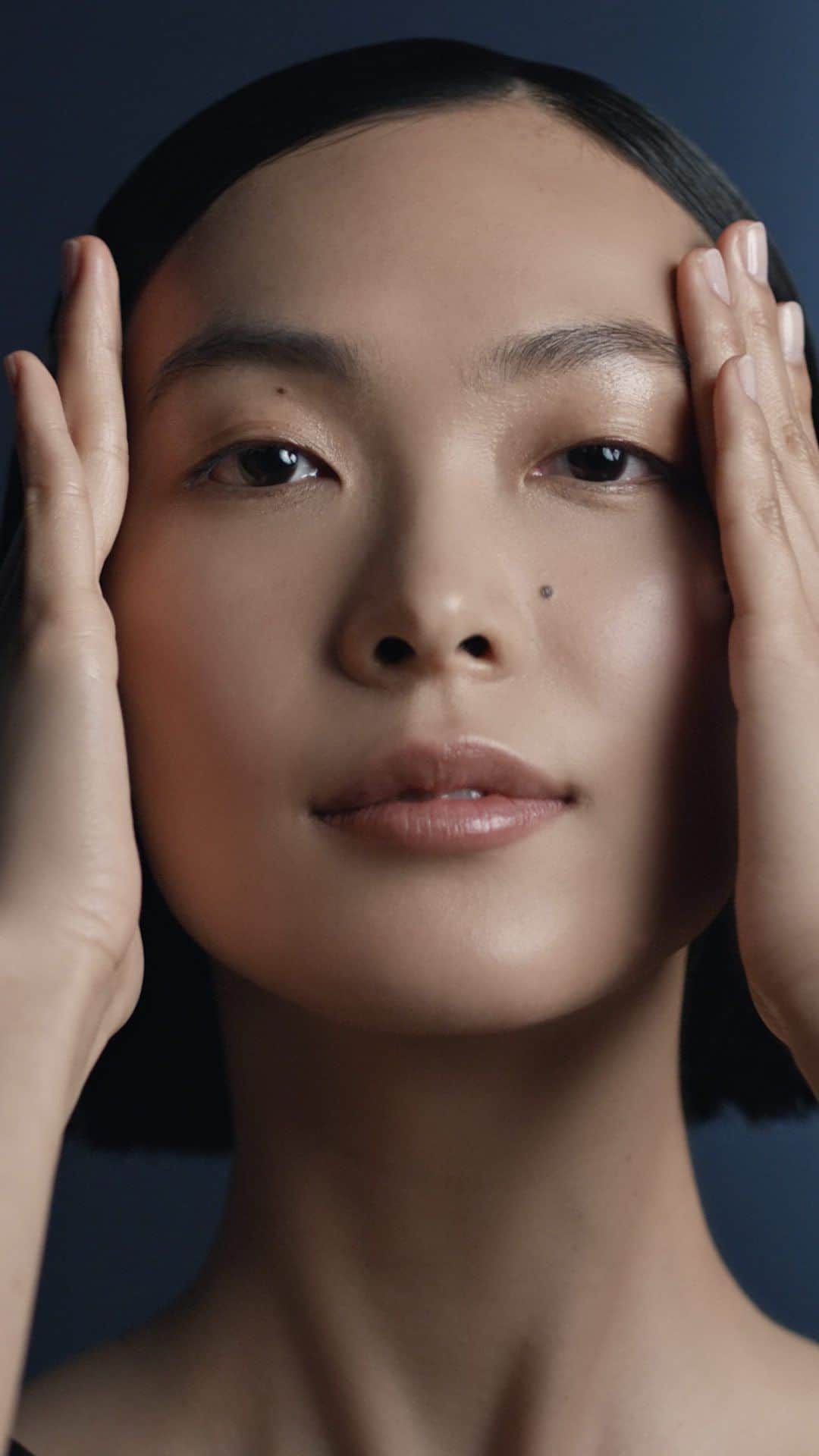 ドゥラメールのインスタグラム：「Recurring cream.   Dreaming of our most decadent healing moisture lately? It’s only natural with this many rejuvenating benefits.    Night after night, repair the look of lines and wrinkles, improve skin’s firm feel and see healthier, more lifted-looking skin.*   #LaMer #LaMerSkincare #CremedelaMer #MiracleBroth *Clinical testing on 56 women after using product for 12 weeks.」