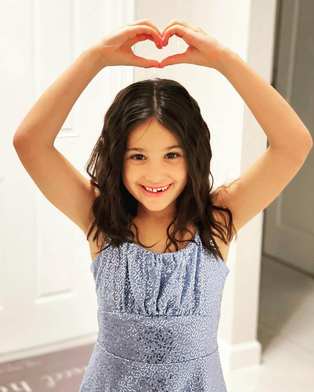 カーラ・オッサのインスタグラム：「Happy birthday to our beautiful princess! You have filled out lives with happiness, love, and pride. May God protect you always my angel and never let that smile go away. TE AMO ❤️」