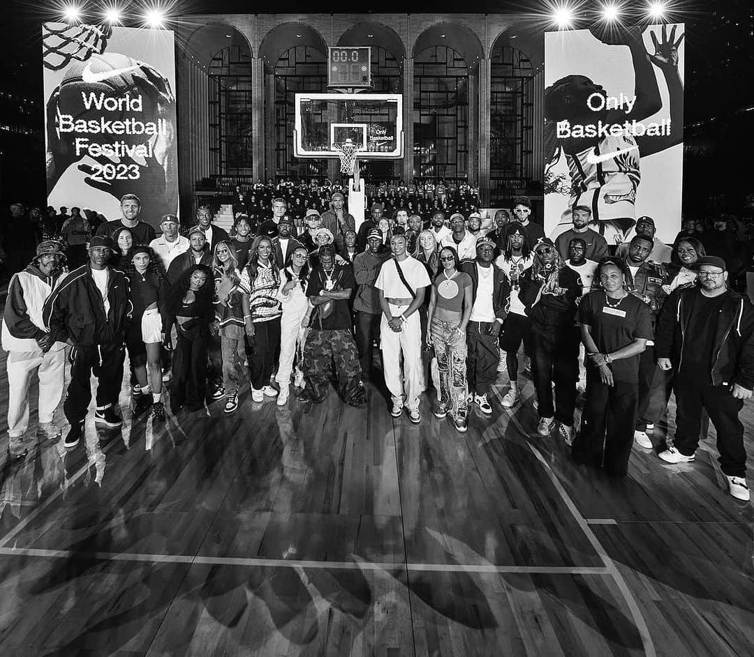 アンジー・マルチネスのインスタグラム：「Epic day in NYC!  Can y’all please help me tag all these people!! 👀   And Thank u @nike for inviting me to host the #nikeworldbasketballfestival at #LincolnCenter Definitely Legendary! 🗽」