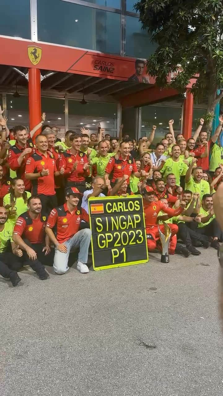 F1のインスタグラム：「The trophy must be protected AT ALL COSTS, right @carlossainz55 😉🍾  #F1 #Formula1 #SingaporeGP @carlossainz55 @scuderiaferrari」