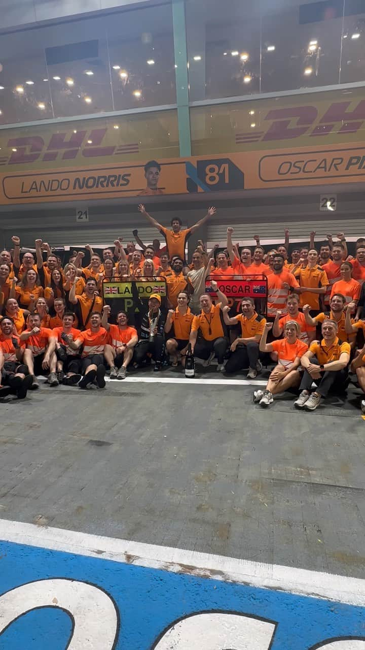 F1のインスタグラム：「What a mega effort from the papaya this weekend 💪  Well deserved celebrations 😄  #F1 #Formula1 #SingaporeGP @mclaren @landonorris @oscarpiastri」