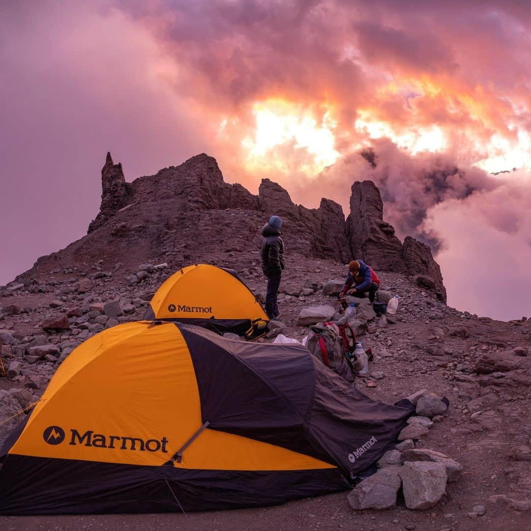 マーモットさんのインスタグラム写真 - (マーモットInstagram)「Max Djenohan (@nomadikmax) and Bruno Pavone (@brunopavoneguide) at Camp 1, 16,568ft.  Bruno and Max pour hot water into the Yerba Mate, an Argentine tea-like custom and watch the sunset.  Aconcagua Provincial Park. January 2023.  Photo: @jsack_foto  #Marmot」9月18日 4時00分 - marmot