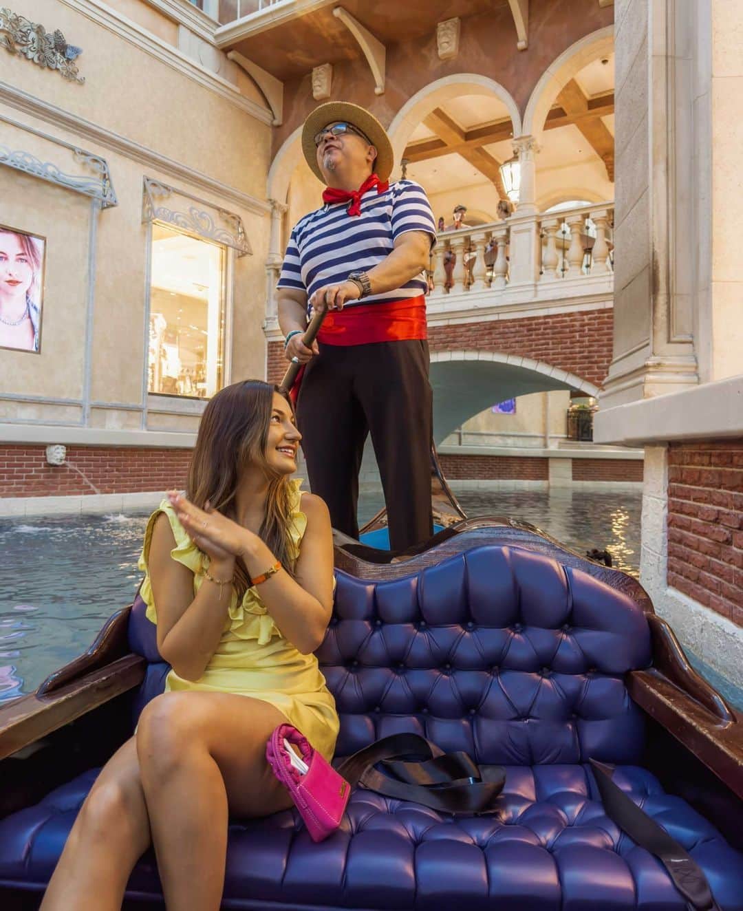 The Venetian Las Vegasのインスタグラム：「Window shopping by gondola? 🛍️ Yes, please!   📷: @travelphotoskiwi」