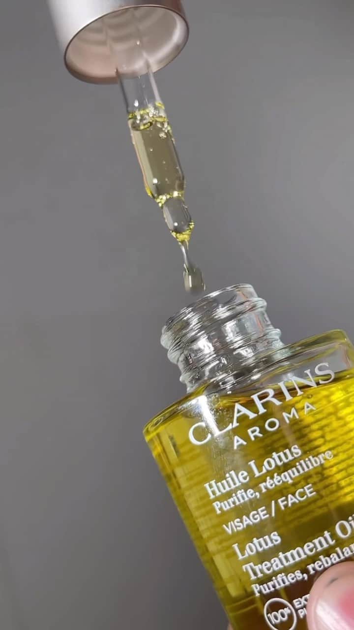 CLARINSのインスタグラム：「Want to take your face mask to the next level? Combine a few drops of our  Lotus Face Treatment Oil with SOS Pure Rebalancing Clay Mask for a skin detox in 10 minutes 💚  #Clarins #oilyskincare #facemask #skincare #skincaretips」