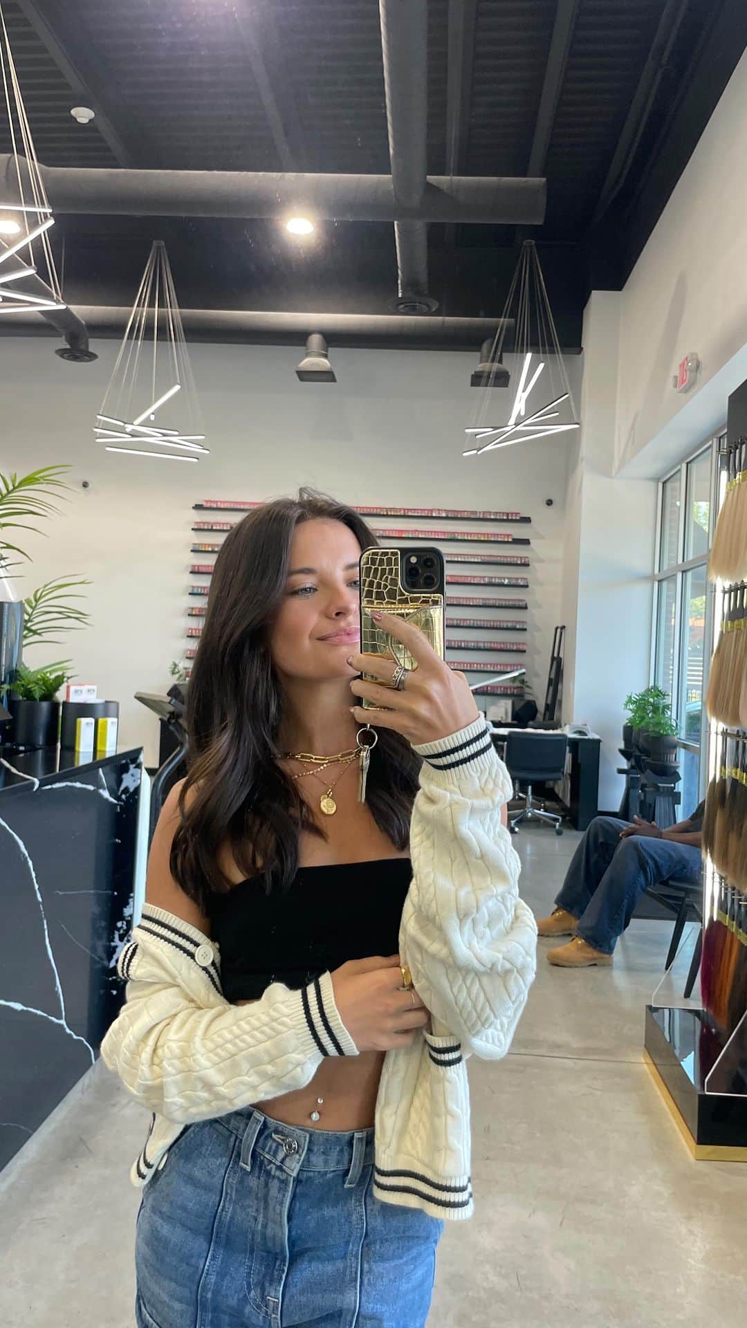 Brooke Marie Hylandのインスタグラム：「7 inches lighter 💇🏻‍♀️ Which do you like better.. short or long?」