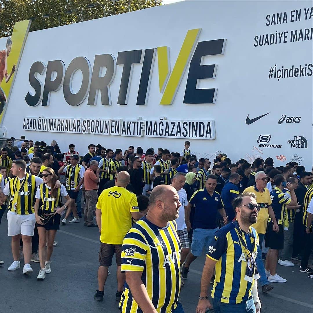 植田朝日さんのインスタグラム写真 - (植田朝日Instagram)「🇹🇷🇹🇷🇹🇷  イスタンブールのアジア側にあるフェネルバフチェに行って来たぞ！  ドイツW杯の後、ジーコが監督をして優勝させたクラブだね。  そして、今はジェコにタディッチ、アリオスキとか良い選手が沢山いるんだぜ。  本当にトルコのサッカー熱はヤバいし、ビッグクラブのカネのかけ方が半端ないよ。  オレはどのクラブが1番好きなんだろう？？  #サッカー旅 #トルコ旅 #朝日旅 #フェネルバフチェ #トルコスュペルリグ #FooTravelleR」9月18日 4時20分 - asahiman