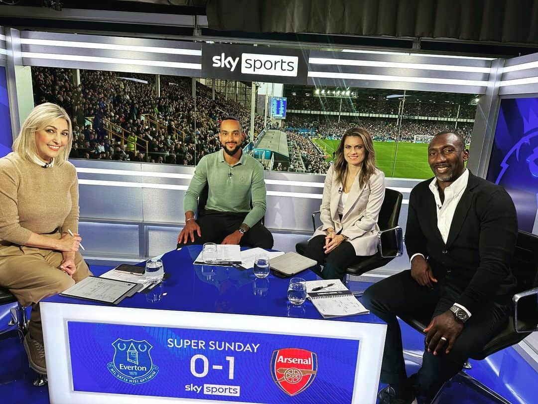 セオ・ウォルコットさんのインスタグラム写真 - (セオ・ウォルコットInstagram)「Great company with the team today on Super Sunday ⚽️ @afcb v @chelseafc  @everton v @arsenal」9月18日 4時20分 - theowalcott