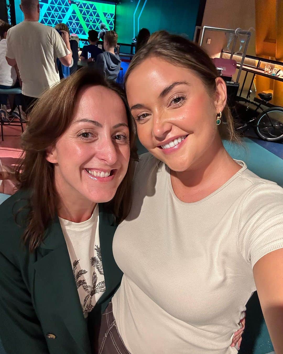 のインスタグラム：「Bumped into cousin Sonia @natcass1  Adore you! 🤍」