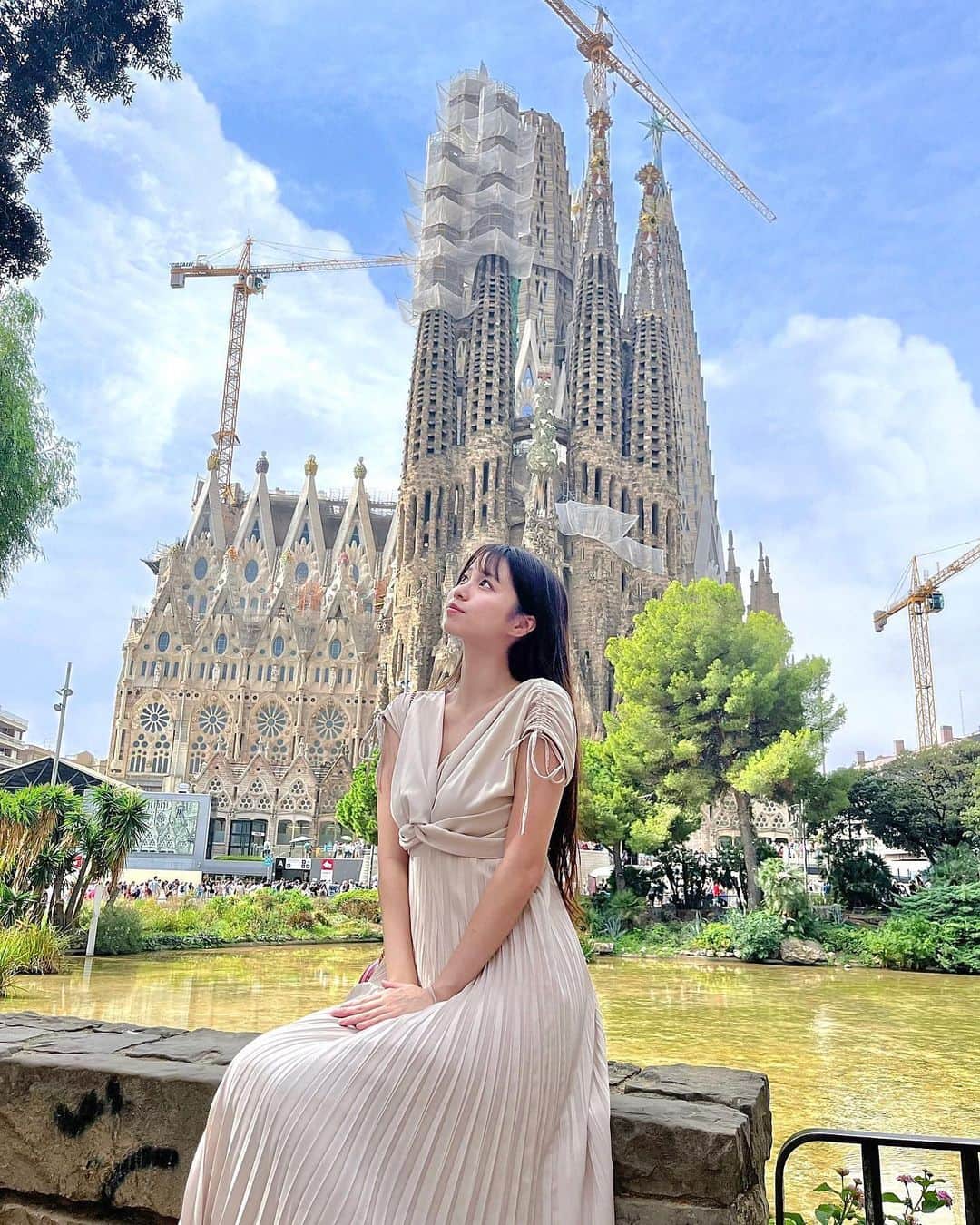 のインスタグラム：「ずーーっと行きたかったサグラダファミリア🥲❤️ 💛 ⁡ ⁡ ⁡ ⁡ ⁡  #サグラダファミリア  #スペイン #Spain #worksofantonigaudí #gaudi #sagradafamilia #museum #eimyistoire #エイミーイストワール #ワンピースコーデ  #世界遺産 #worldheritage #royalcaribbean #ロイヤルカリビアン #クルーズ #cruise #japan #japanesegirl #japanese #charlsandkeith #nikeairmax #海外旅行」