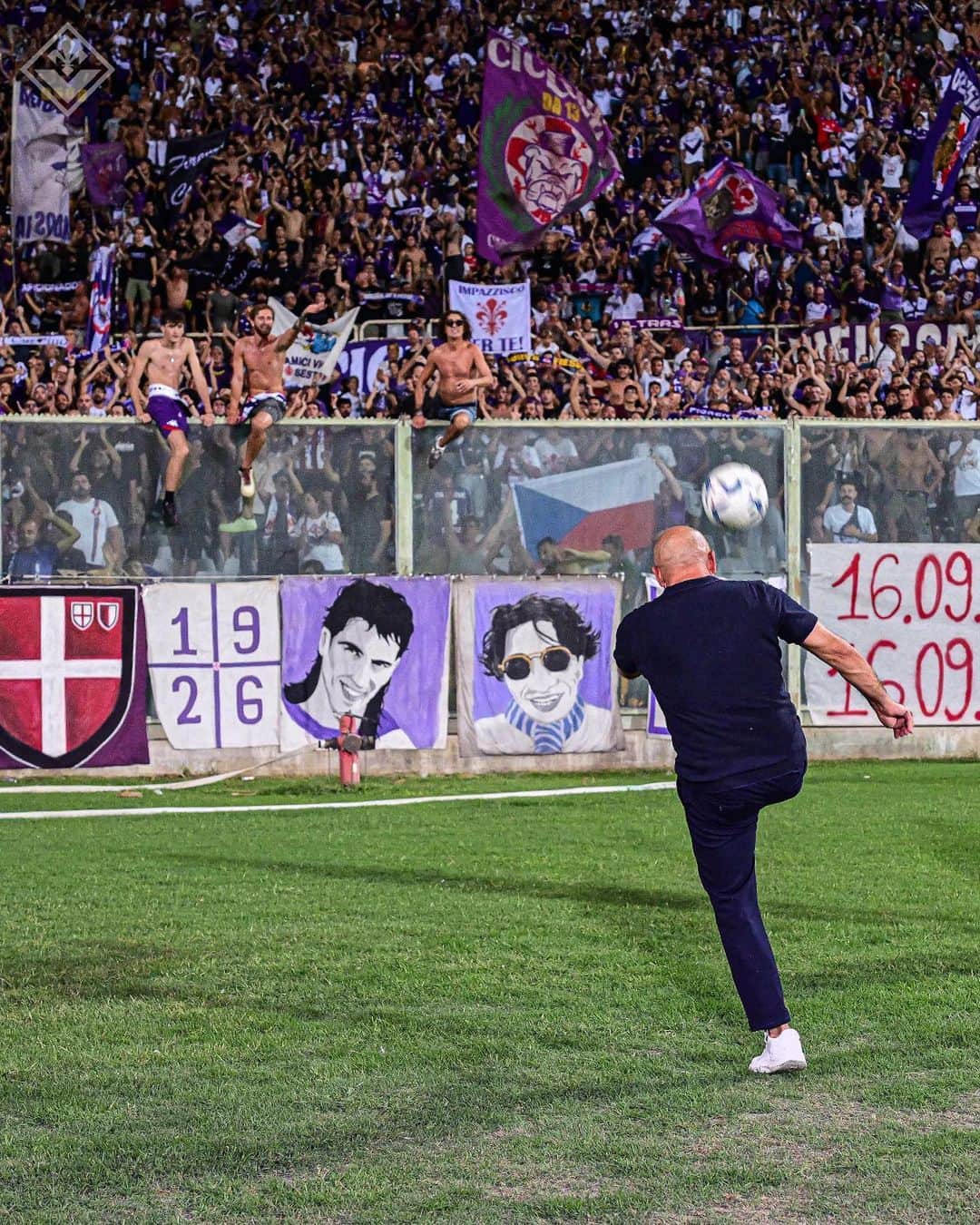 ACFフィオレンティーナさんのインスタグラム写真 - (ACFフィオレンティーナInstagram)「👊⚜️   #ForzaViola #FiorentinaAtalanta #ACFFiorentina」9月18日 4時32分 - acffiorentina