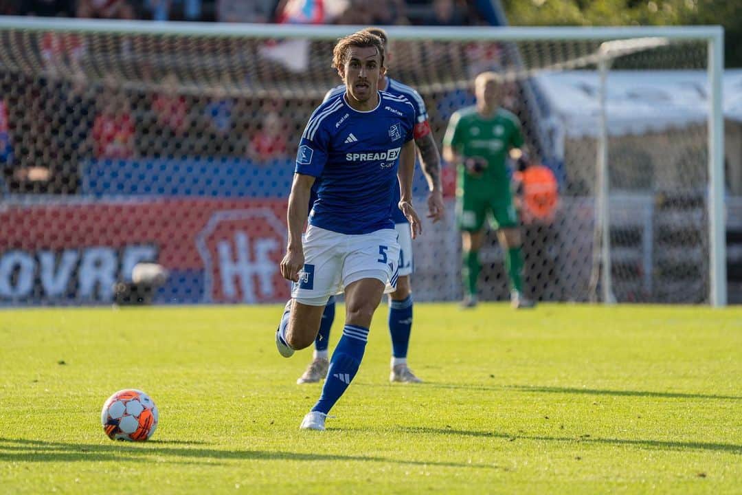 マルク・ムニエッサのインスタグラム：「Away win💙⚽️🙌🏼」