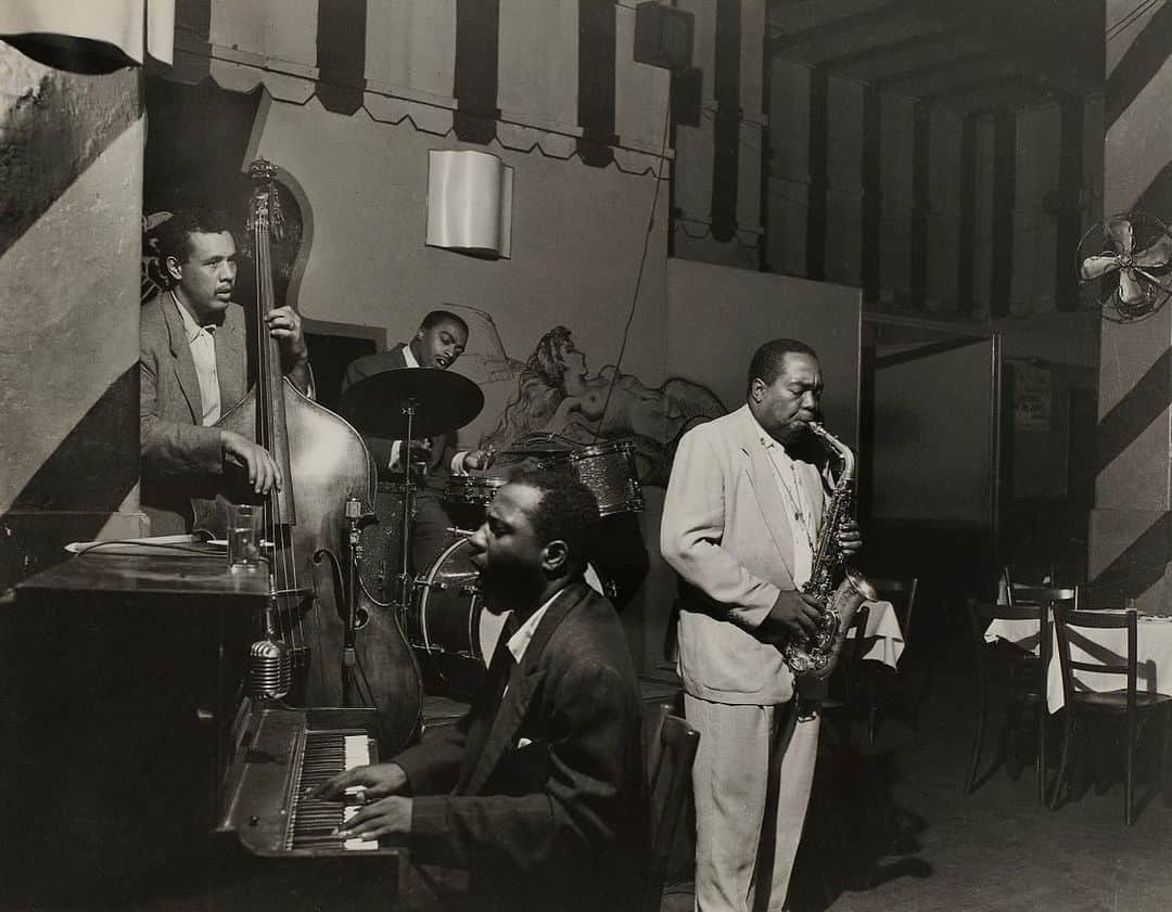 クリスティーズのインスタグラム：「A photograph dubbed by some as "the greatest photo in jazz." 🎷🎵⁣ ⁣ Shot in 1953 at the Open Door club, New York City, this legendary image captured a remarkable one-off performance by Parker, Monk, Mingus and Haynes - the only occasion the four played together.⁣ ⁣ There are no known audio recordings of this gig. The only record of this particular quartet was captured by Bob Parent's Pressman Speed Graphic camera.⁣ ⁣ Bob Parent (1923–1987), 'Charlie Parker, Thelonius Monk, Charles Mingus and Roy Haynes at the Open Door, New York, September 1953'. Estimate: £1,000 – £1,500.⁣ ⁣ Charlie Watts: Literature and Jazz Part I, live auction, London 28 September, now live for browsing and registration | Charlie Watts: Literature and Jazz Part II, Online auction, open for bidding 15 to 29 September.⁣⁣⁣ ⁣ #CharlieWatts #RollingStones #TheRollingStones @therollingstones @thisischarliewatts」