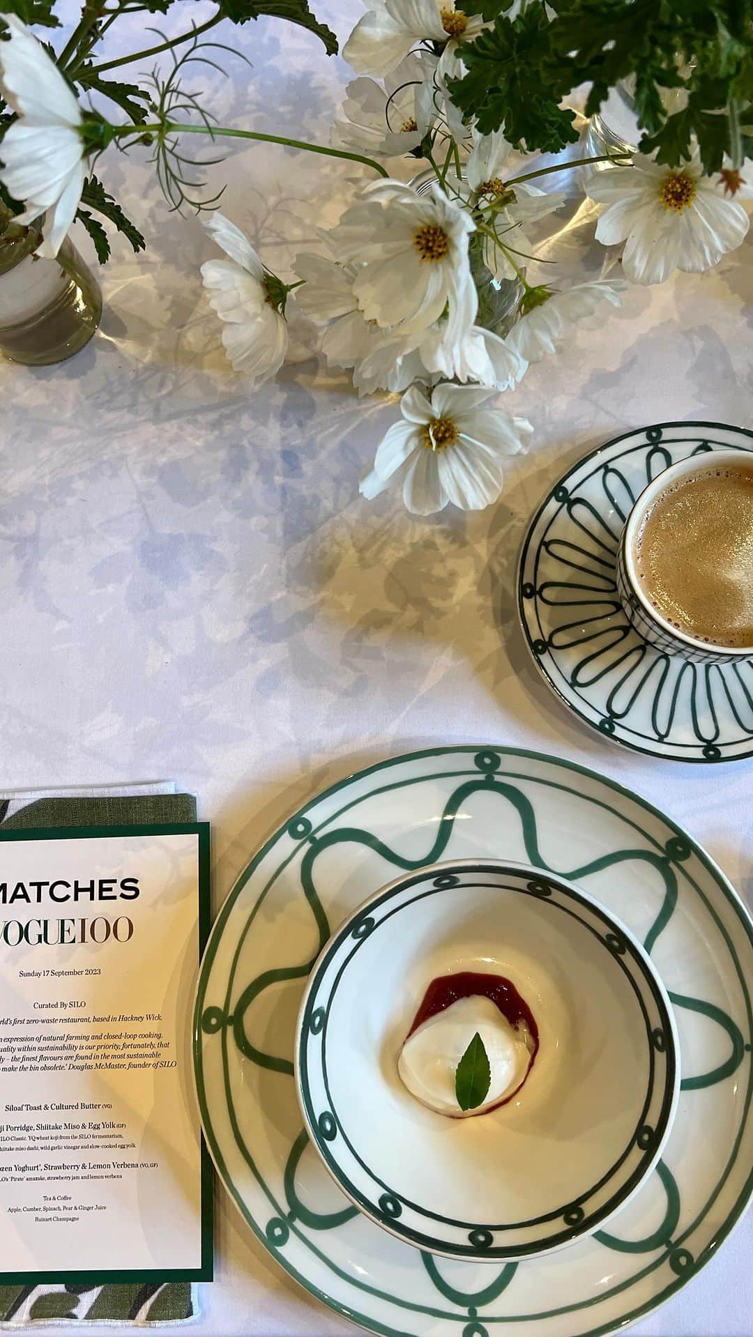MATCHESFASHION.COMのインスタグラム：「Earlier today at 5 Carlos Place, #MATCHES and #Vogue100 hosted an intimate breakfast with dishes by @silolondon.  The @vogue editors then took over our suites for styling sessions, showcasing their curated new-season edit. Check our story now and stay tuned for more later this week!」