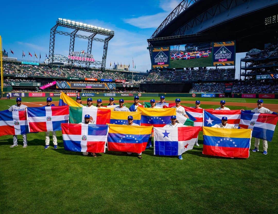 Los Angeles Dodgersのインスタグラム：「Proudly repping their nations!  Happy #HispanicHeritageMonth from the Mariners and @dodgers 💙  ¡Orgullosamente representando sus países!  Feliz #HispanicHeritageMonth de @losmarineros y @losdodgers 💙」