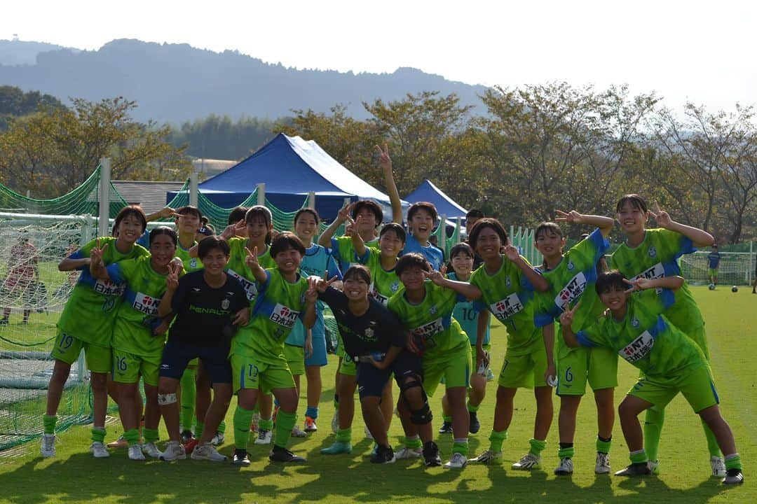 石原孝尚のインスタグラム：「おはようございます⚽️  今日、9時10分キックオフ 神奈川県大会の決勝です。  関東大会、全国、日本一に向けて、 今日も勝ってきます！！  【勝利を次へ進む手段にしたくない】  この決勝を勝利しないと関東大会に進めません。  だけど、この『決勝』という最高の舞台を、 選手たち、スタッフ、応援してくれる仲間との時間を、  次へ進む『手段』だけにしたくない。  選手たち、スタッフ、応援してくれる仲間には、 今日、この舞台を 最高に楽しんで欲しい！！  ひとりひとりが自分らしくプレーし、 笑顔で仲間と支え合う。  Happyの先に、勝利は必ずついてくる！  『Happy First』  今日も選手たちの 『自分らしさ』と『笑顔』を 大切に戦ってきます😊  応援にきてくれるみなさんも、 最高に楽しんでくださいね！  最高の仲間とともに楽しんできます！  いってきます⚽️」